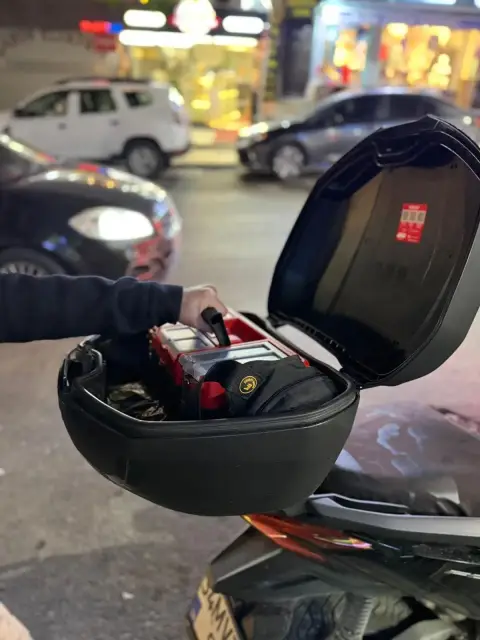 Motorun arka çantasındaki çilingir aletleri